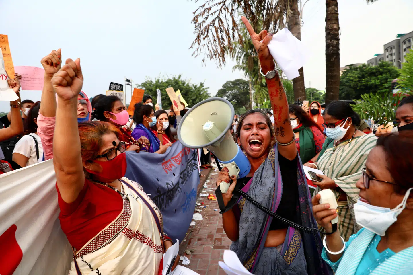 I weekenden demonstrerede kvinder udenfor parlamentsbygningen i Dhaka. Nu er der indført dødsstraf for voldtægt. Mohammad Ponir Hossain/Reuters