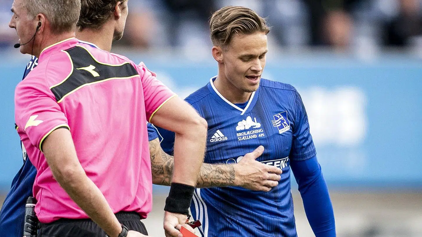 Dommer Jakob Kehlet giver her André Riel det røde kort.