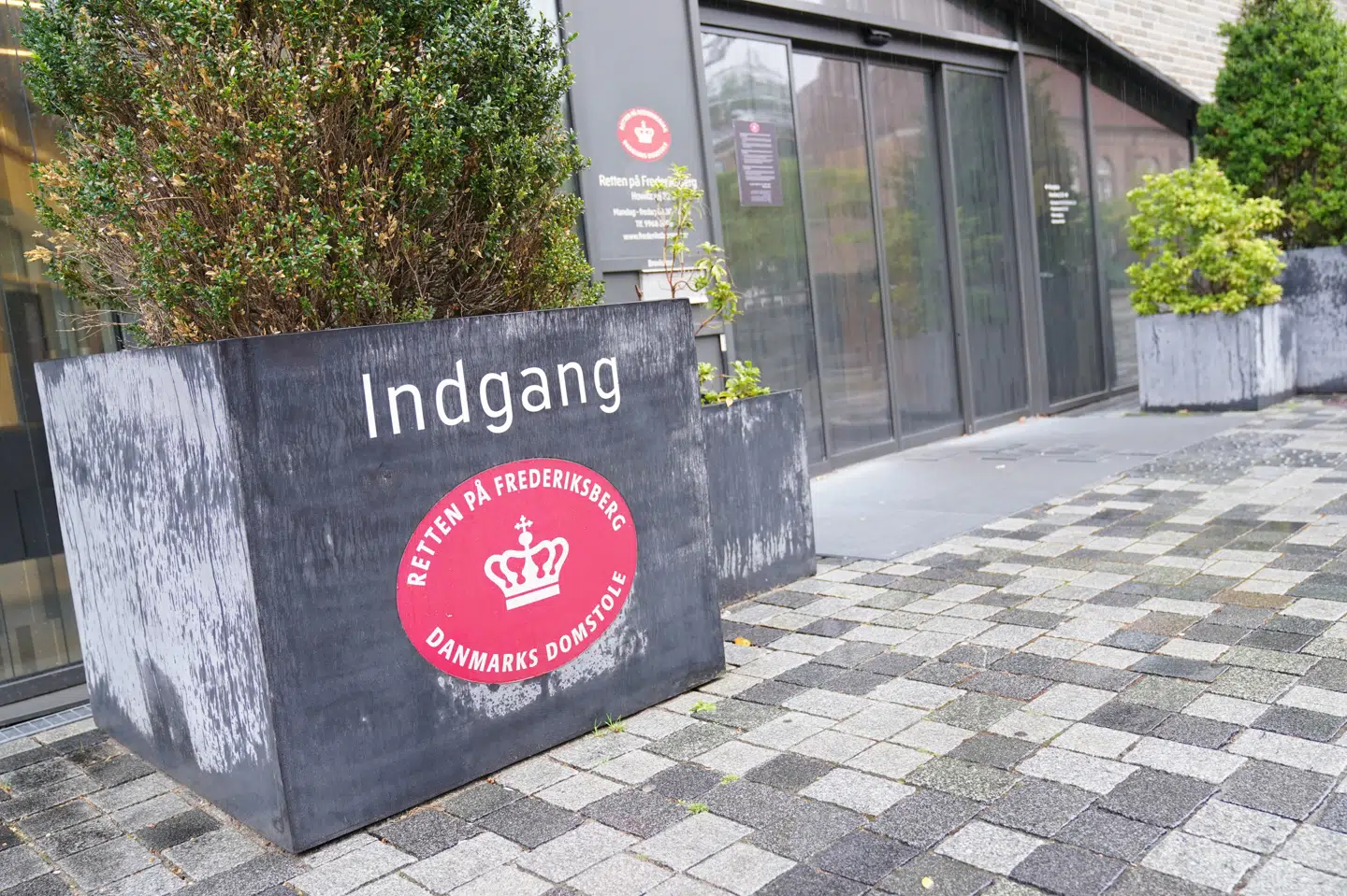 Her i Retten på Frederiksberg bad en anklager i marts 29019 i en stor bandesag om flere drabsforsøg pludselig om at få frifundet den ene af de i alt 16 tiltalte. Nu har vedkommende fået erstatning for uberettiget varetægtsfængsling. (Arkivfoto) Emil Helms/Ritzau Scanpix