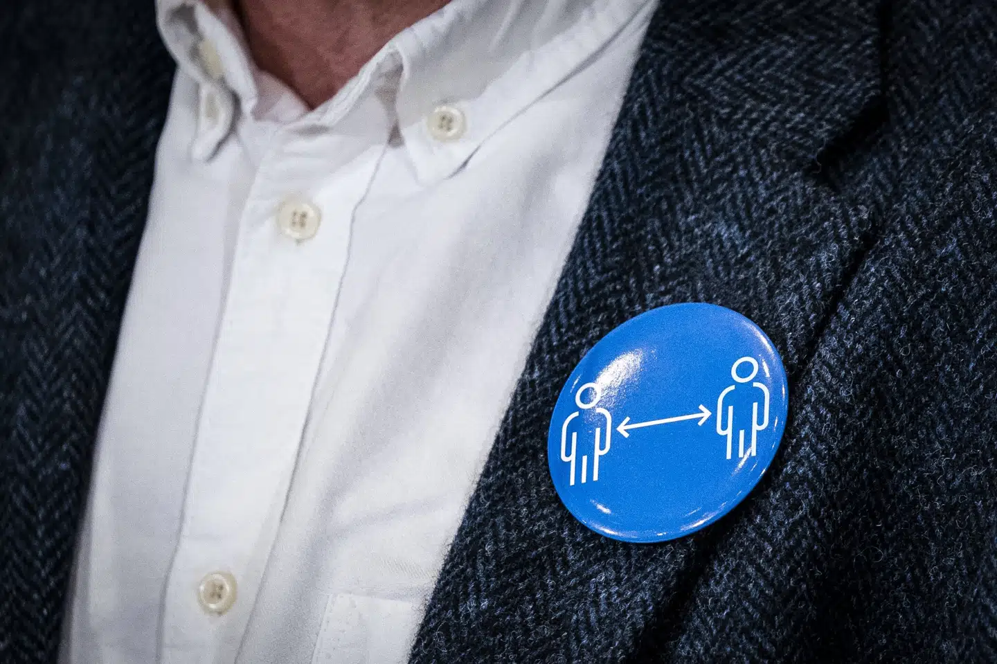 Blåt badge skal få folk til at holde afstand. - Foto: Ida Marie Odgaard/Ritzau Scanpix