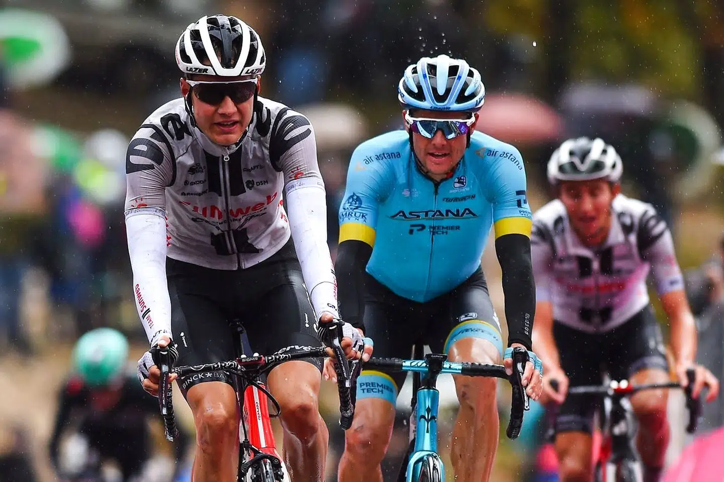 »Det føles godt at køre en god etape, hvor jeg tog tid på alle favoritter bortset fra Wilco Kelderman, som jeg kom i mål med,« skriver Jakob Fuglsang.