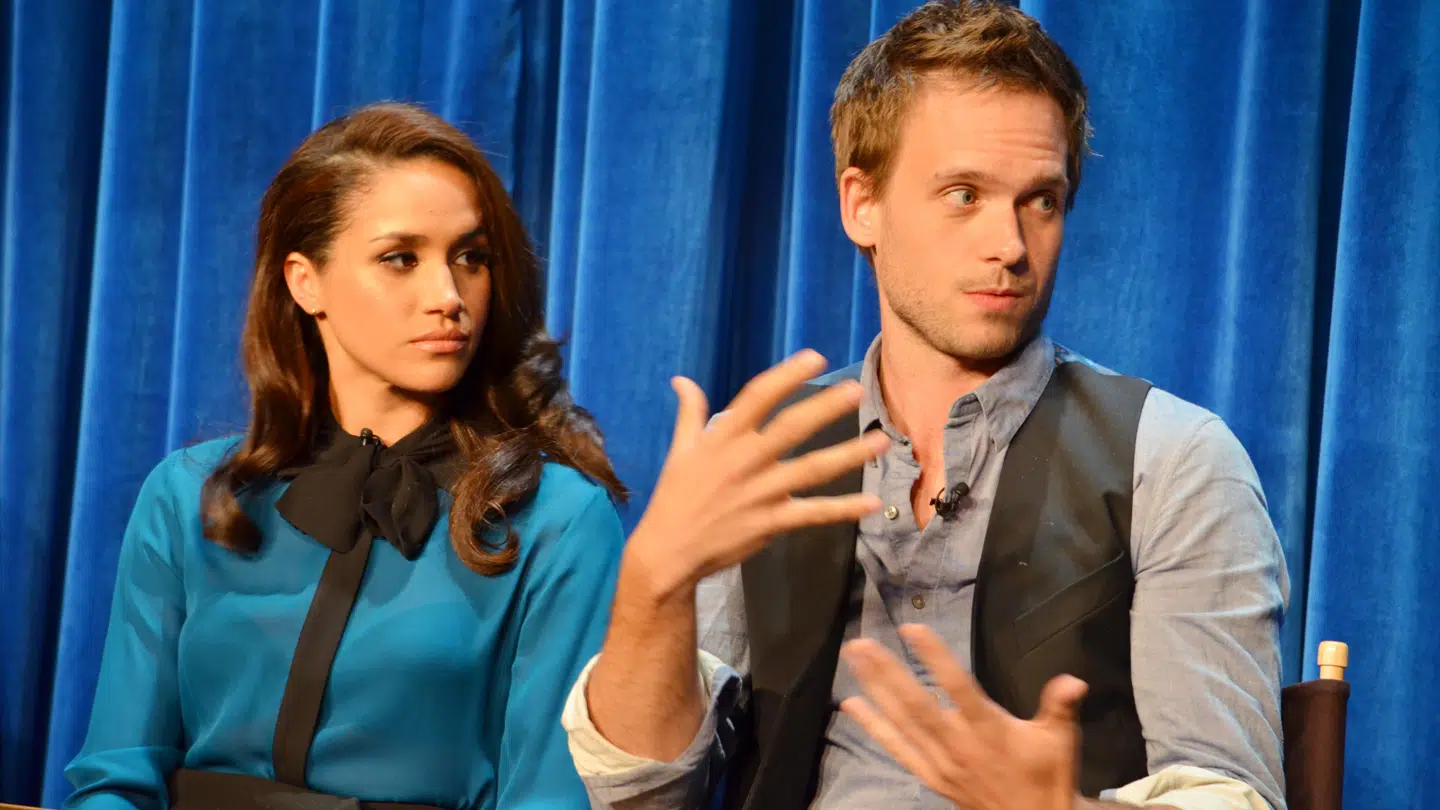 Meghan Markle og Patrick J. Adams til et 'Suits'-pressemøde i 2013.