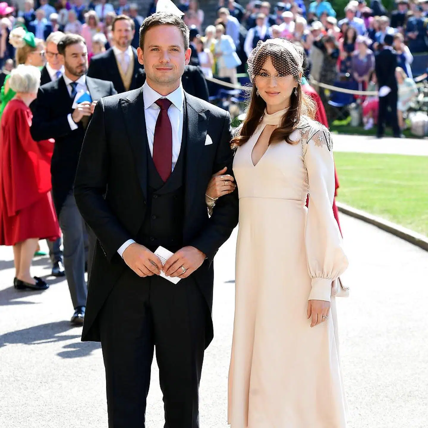 Patrick J. Adams og hustru Troyian Bellisario til prins Harry og hertuginde Meghans bryllup.