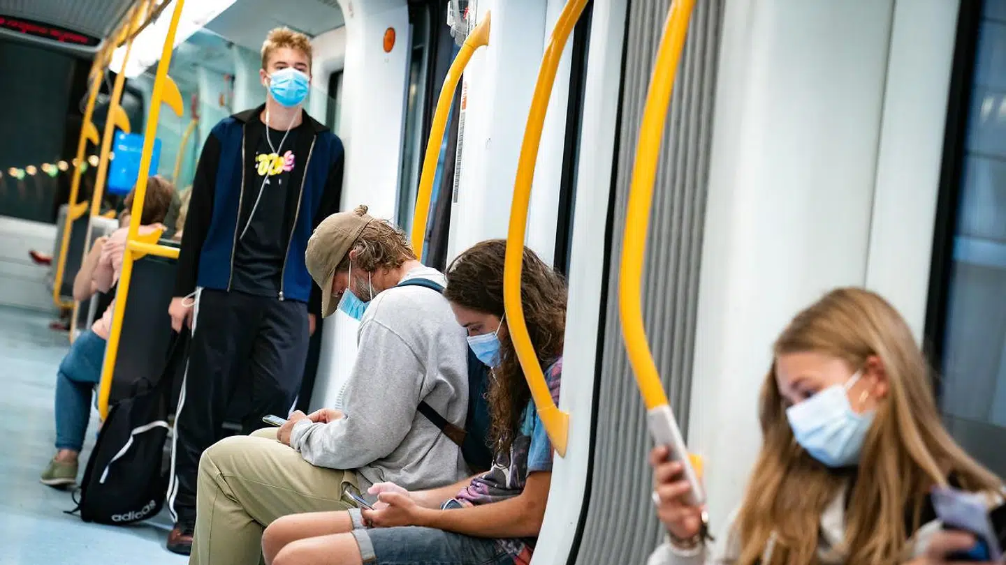 Krav om mundbind eller visir i offentlig transport.