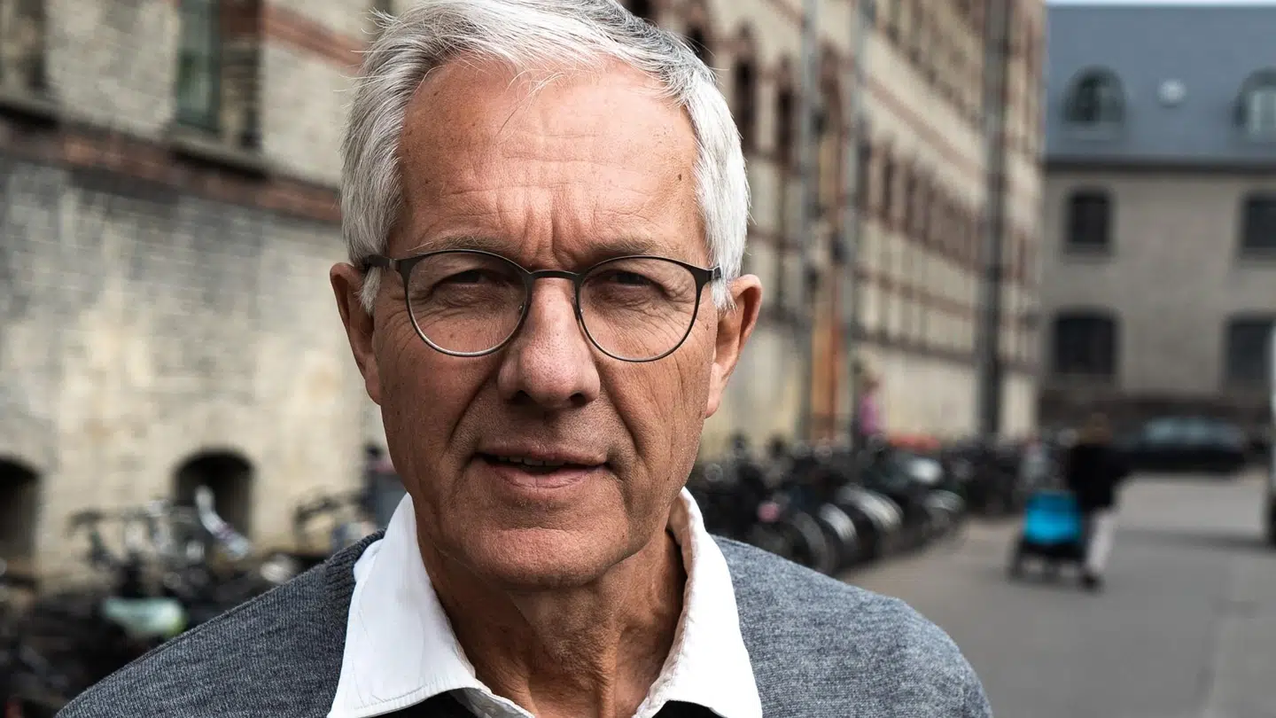 Lars Bjerrum, professor og underviser i infektionssygdomme på Københavns Universitet, mener, at hvis vi dropper mundbindet, vil det få smittetrykket til at stige. Foto: Københavns Universitet