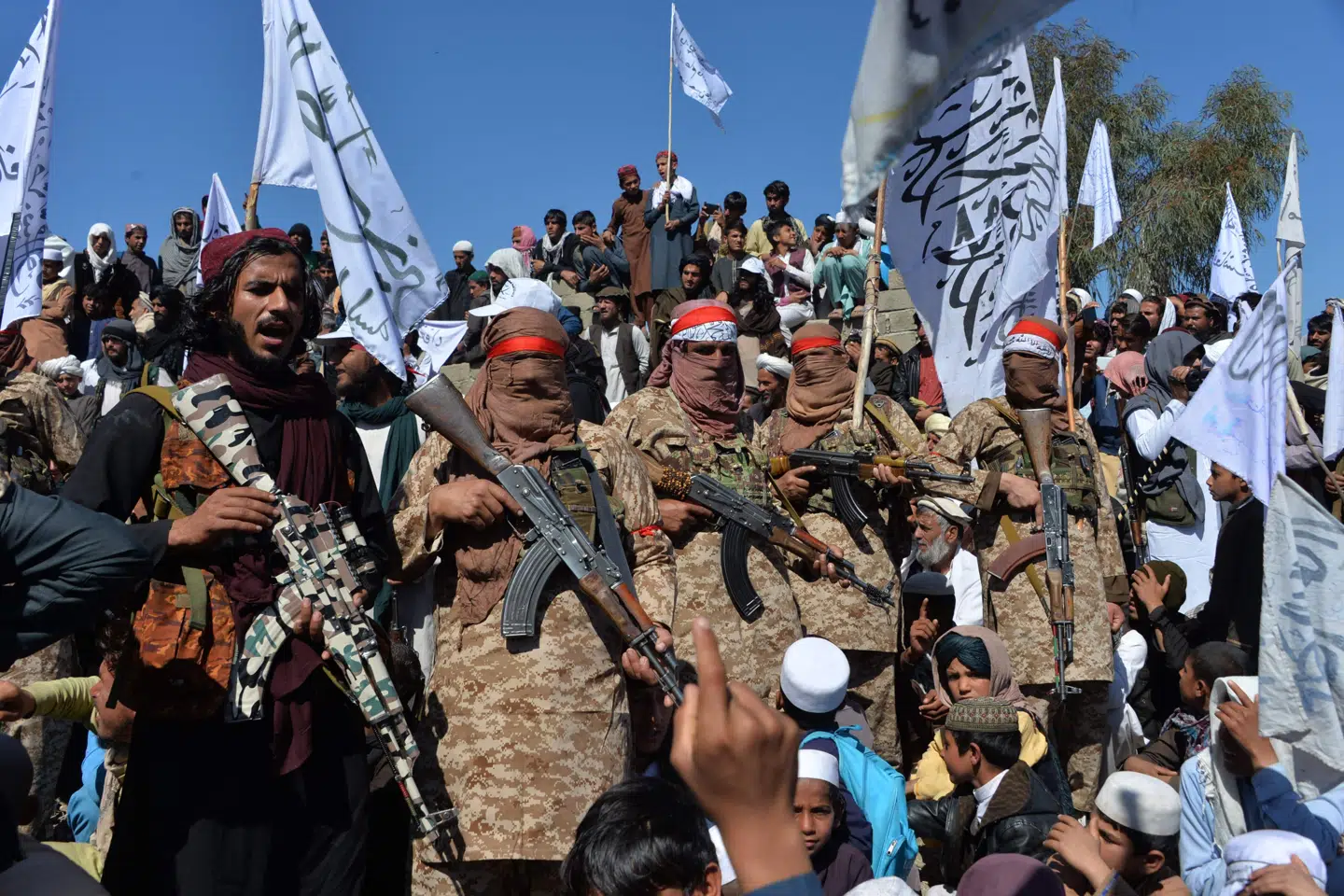 I februar underskrev USA og Taliban en fredsaftale for at afslutte den længste krig i USA's historie. Her fejrer militante fra Taliban og lokale underskrivelsen af aftalen. Noorullah Shirzada/Ritzau Scanpix