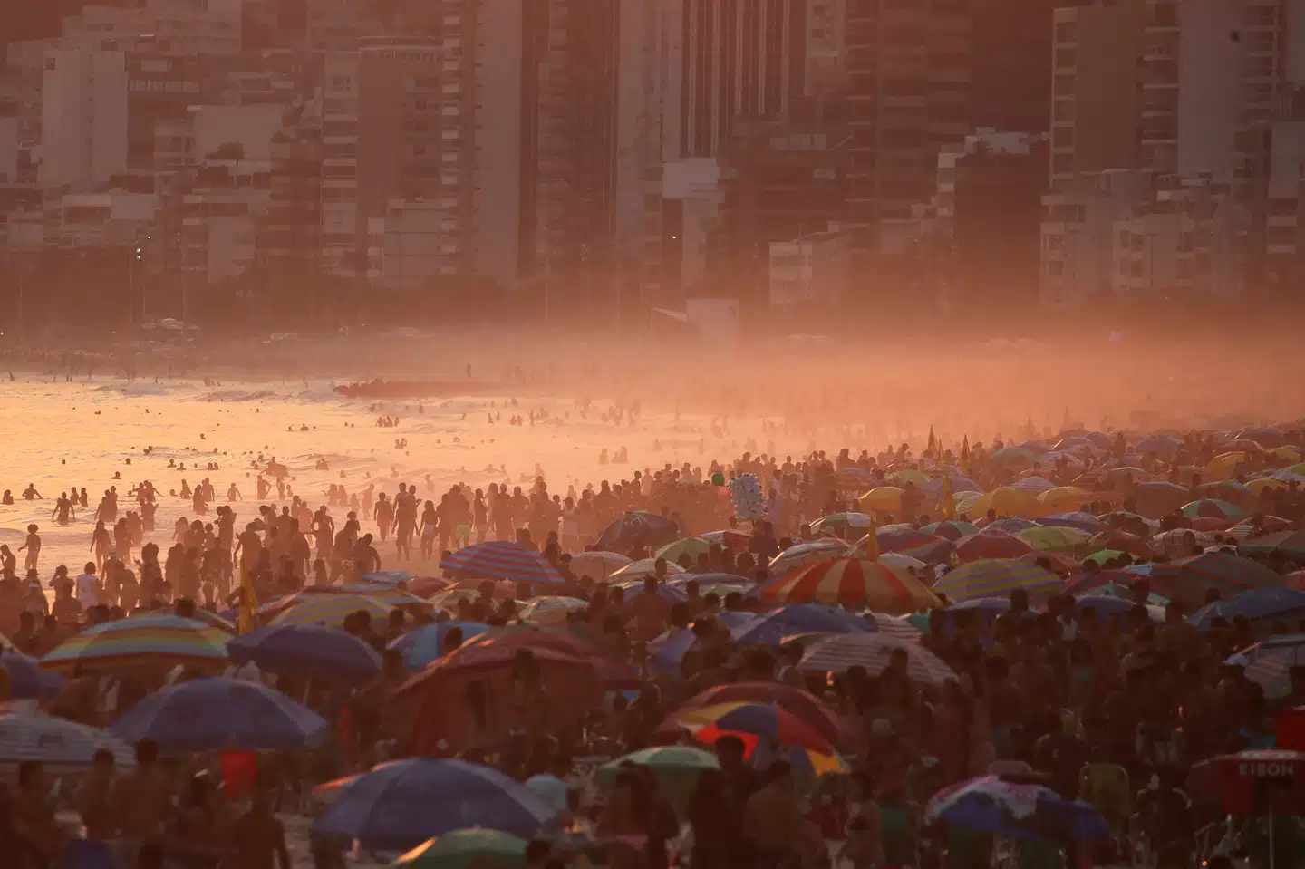 Folk nyder det varme vejr på stranden Ipanema i Rio de Janeiro i begyndelsen af oktober. Ricardo Moraes/Reuters