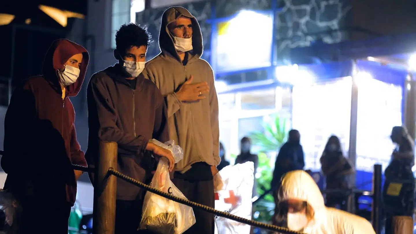 Migranter får nødhjælp på havnen efter ankomsten til Fuerteventura.