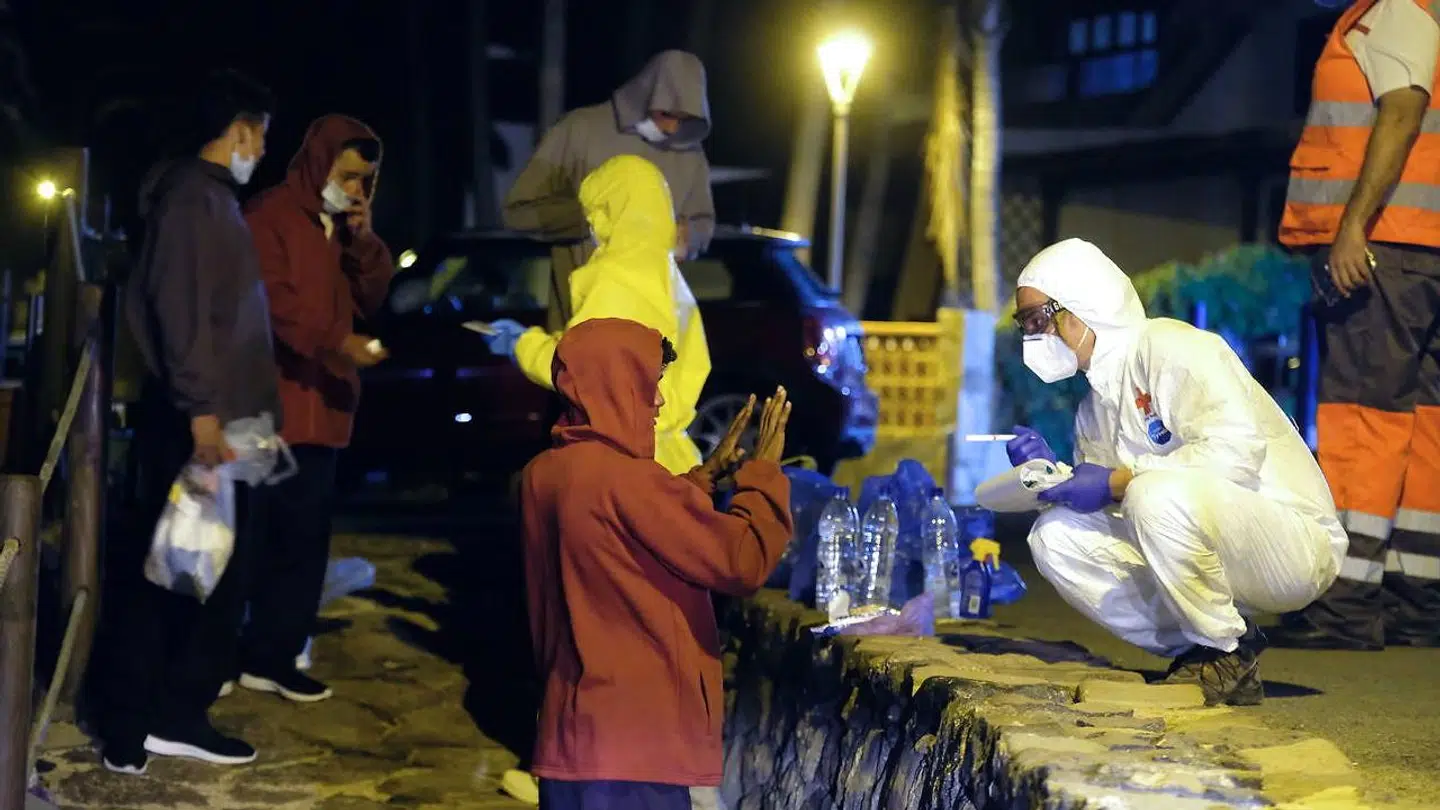 Nogle migranter får lægehjælp efter ankomsten til Fuerteventura.