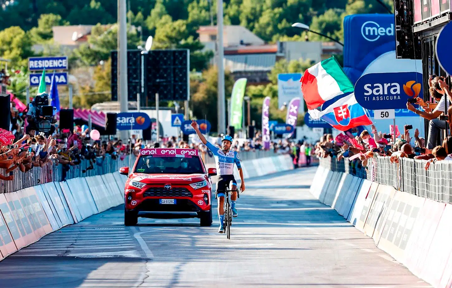 Team Israel Start-Up Nation rider England's Alex Dowsett celebrates as he crosses the line for victory during the 8th stage of the Giro d'Italia 2020 cycling race, a 200-kilometer route between Giovinazzo and Vieste on October 10, 2020. (Photo by Luca Bettini / AFP)
