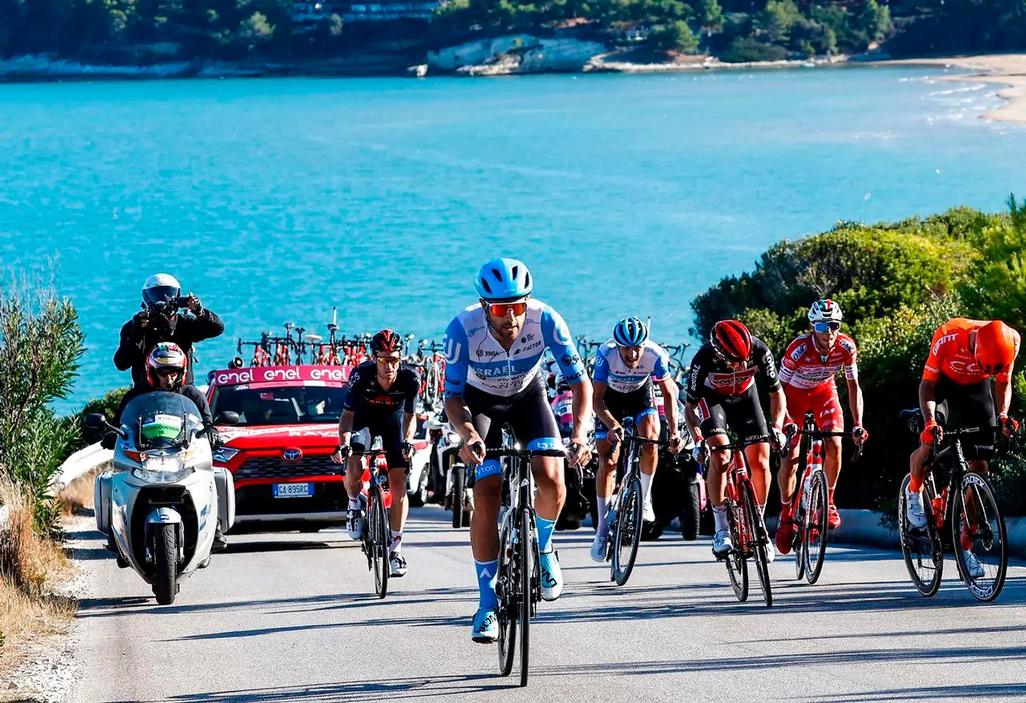 Team Israel Start-Up Nation rider England's Alex Dowsett (C) competes during the 8th stage of the Giro d'Italia 2020 cycling race, a 200-kilometer route between Giovinazzo and Vieste on October 10, 2020. (Photo by Luca Bettini / AFP)
