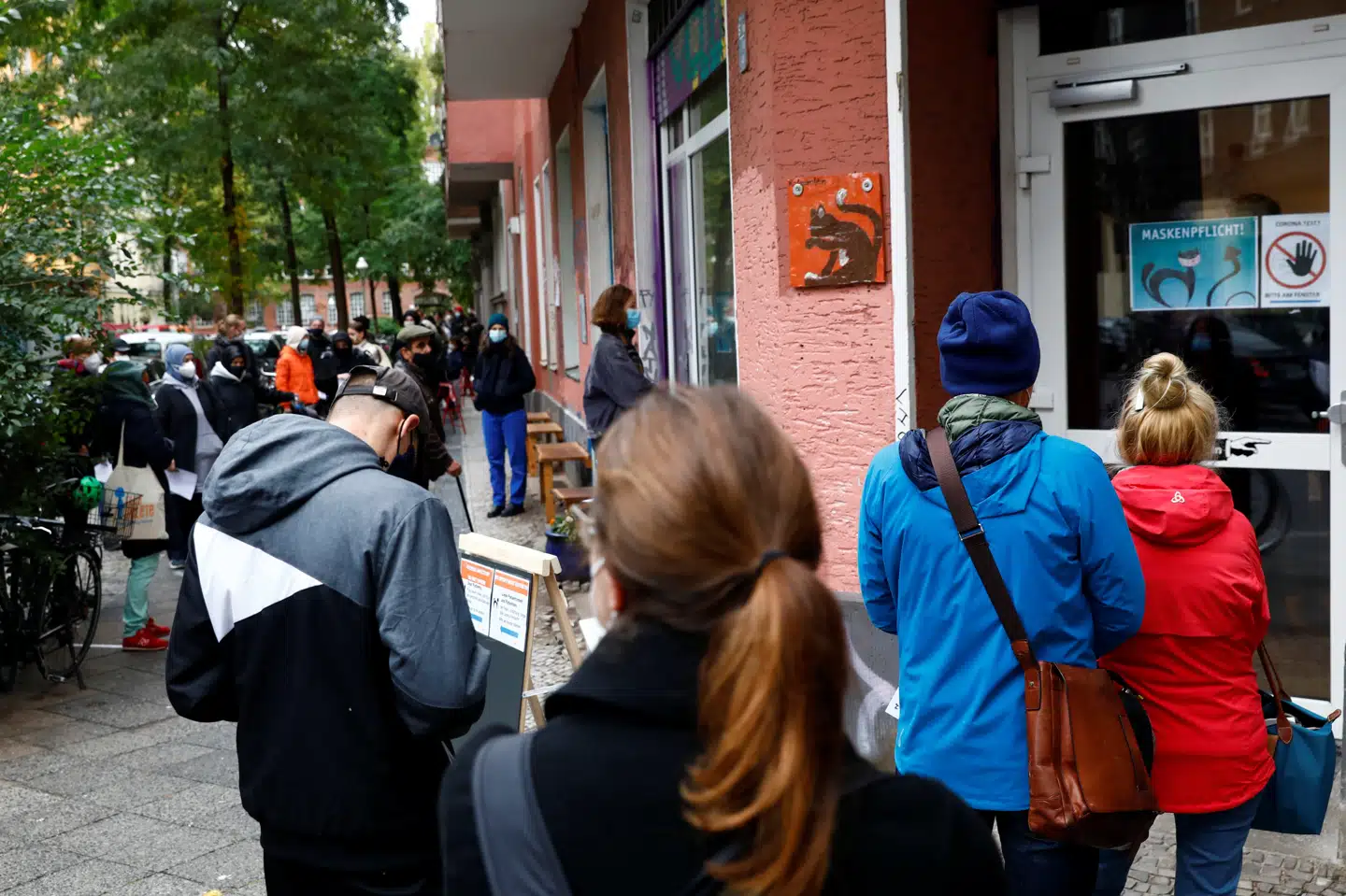 Berlinere i kø ved en lægeklinik for at få taget coronatest. Ikke alle tyskere mener, at samfundet skal indrettes med restriktioner for at bremse covid-19-smitte. Michele Tantussi/Reuters