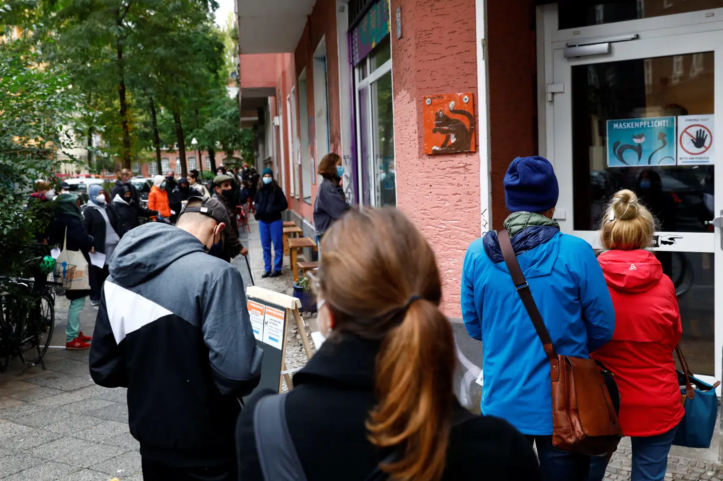 Berlinere i kø ved en lægeklinik for at få taget coronatest. Ikke alle tyskere mener, at samfundet skal indrettes med restriktioner for at bremse covid-19-smitte. Michele Tantussi/Reuters