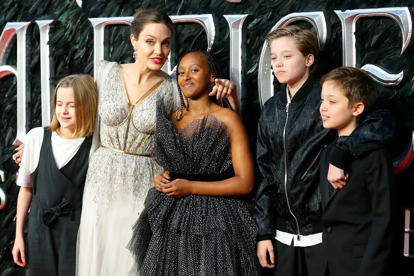 Angelina Jolie på den røde løber med fire af parrets seks børn.