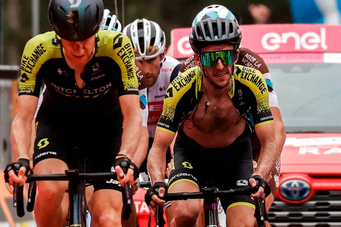 Simon Yates (th.) er blevet testet positiv for corona-virus og udgår af Giro d'Italia.
