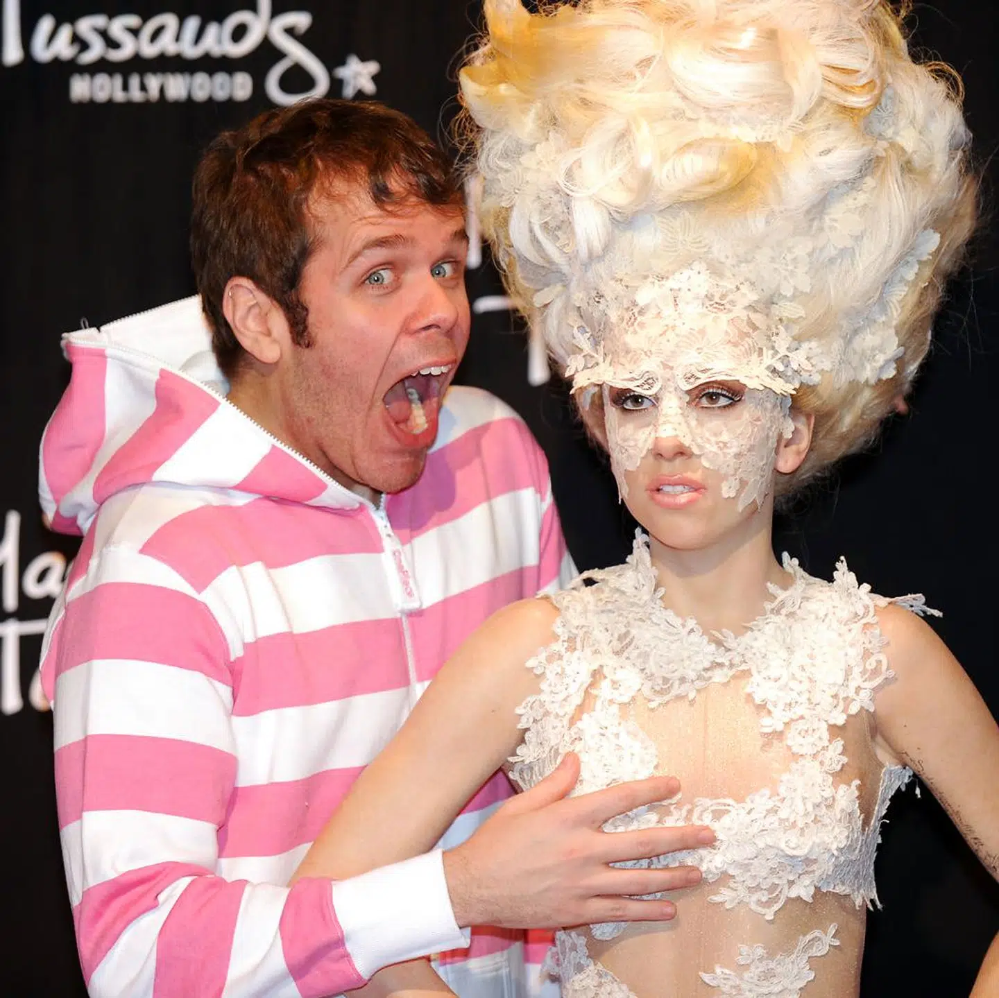 Her ses Perez Hilton i 2010 sammen med en voksfigur af Lady Gaga.