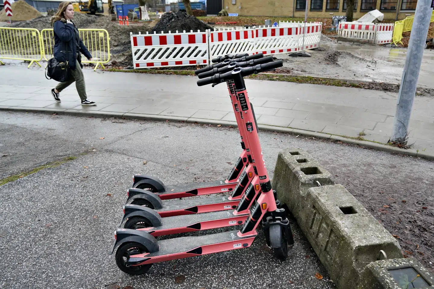 Transportminister Benny Engelbrecht (S) vil give kommunerne friere rammer til at regulere udlejning af elløbehjul. (Arkivfoto) Henning Bagger/Ritzau Scanpix