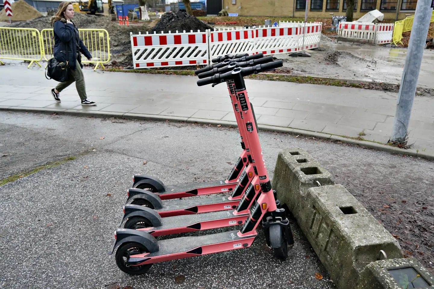 Transportminister Benny Engelbrecht (S) vil give kommunerne friere rammer til at regulere udlejning af elløbehjul. (Arkivfoto) Henning Bagger/Ritzau Scanpix