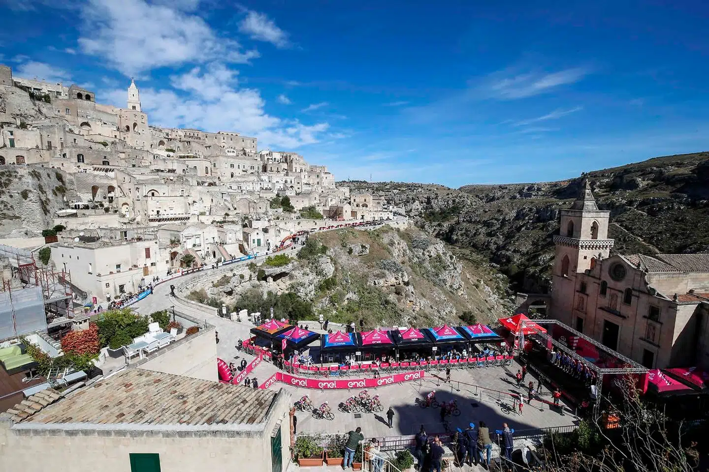 This general view shows teams arriving ahead of the start of the seventh stage of the Giro d'Italia 2020 cycling race, a 143-kilometer route between Matera and Brindisi on October 9, 2020. (Photo by Luca Bettini / AFP)