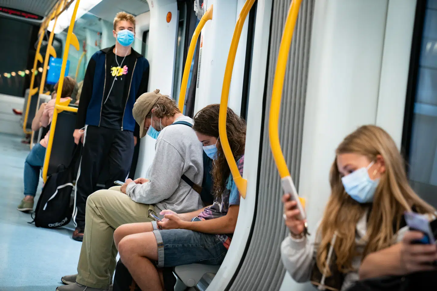 Passagerer med metroen - og i anden offentlig transport - skal bære mundbind under coronakrisen. (Arkivfoto) Emil Helms/Ritzau Scanpix