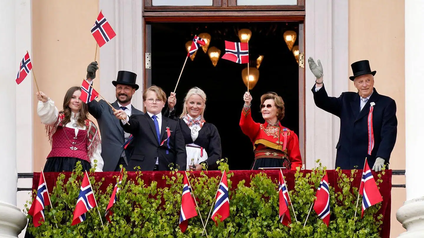 Kong Harald sammen med sin familie.