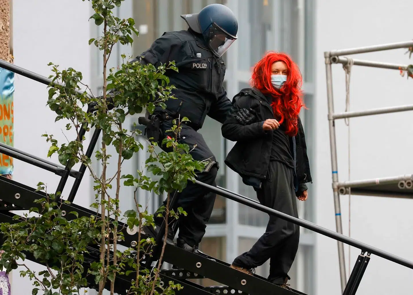 Efter en times langt forsøg på at holde politiet ude af bygningen overgiver nogle at de unge sig.