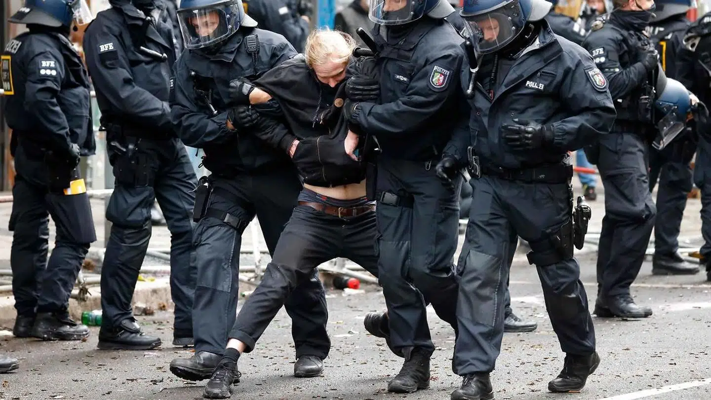 Mens flere og flere bliver trukket væk og/eller anholdt, så fortæller journalister, at man stadig kan høre lyde inde fra den besatte bygning.