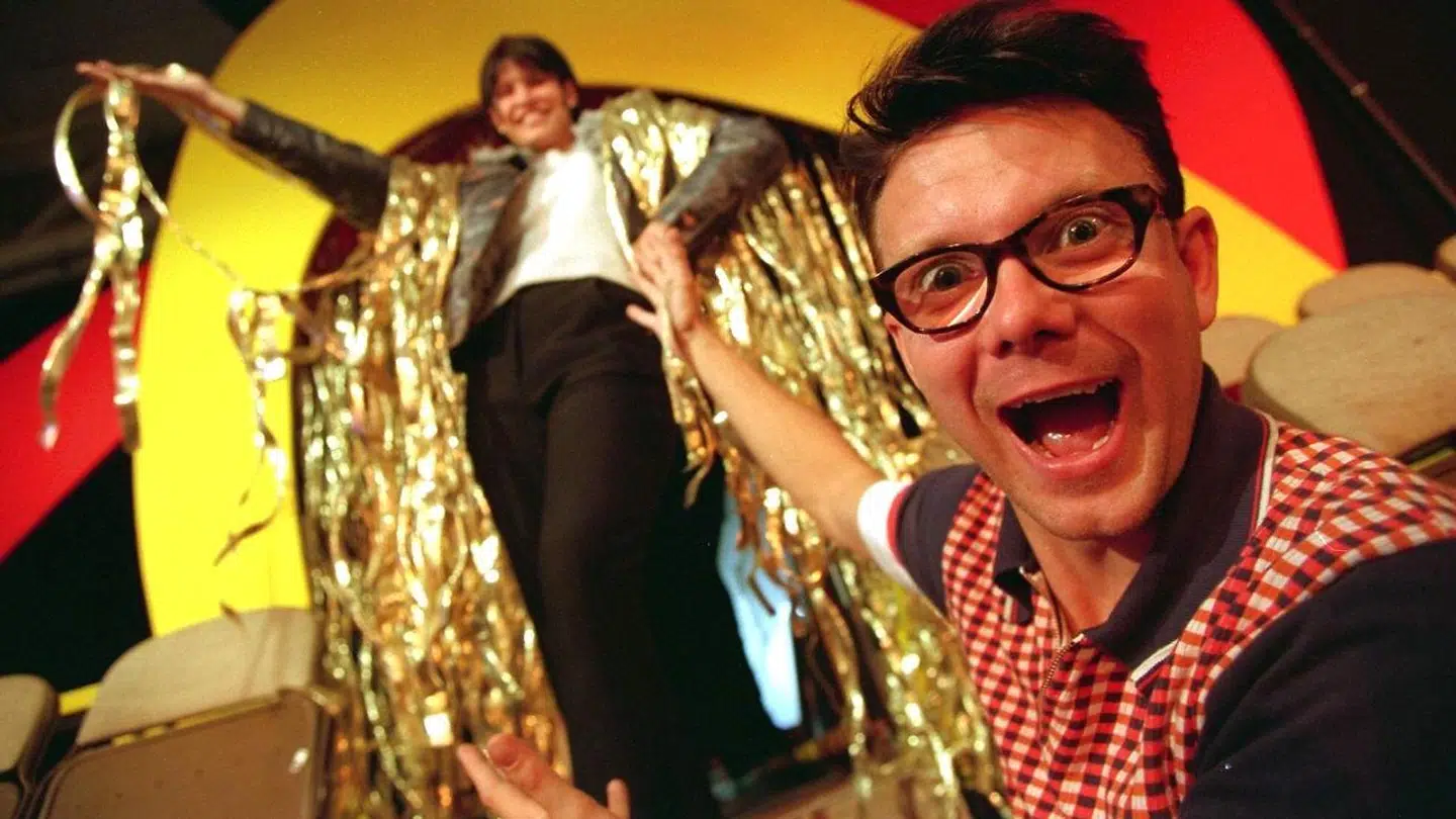 Arkivfoto af Casper Christensen fra hans tid på 'Husk Lige Tandbørsten' I baggrunden står Anette Toftgaard, som han senere blev gift og fik to børn med.