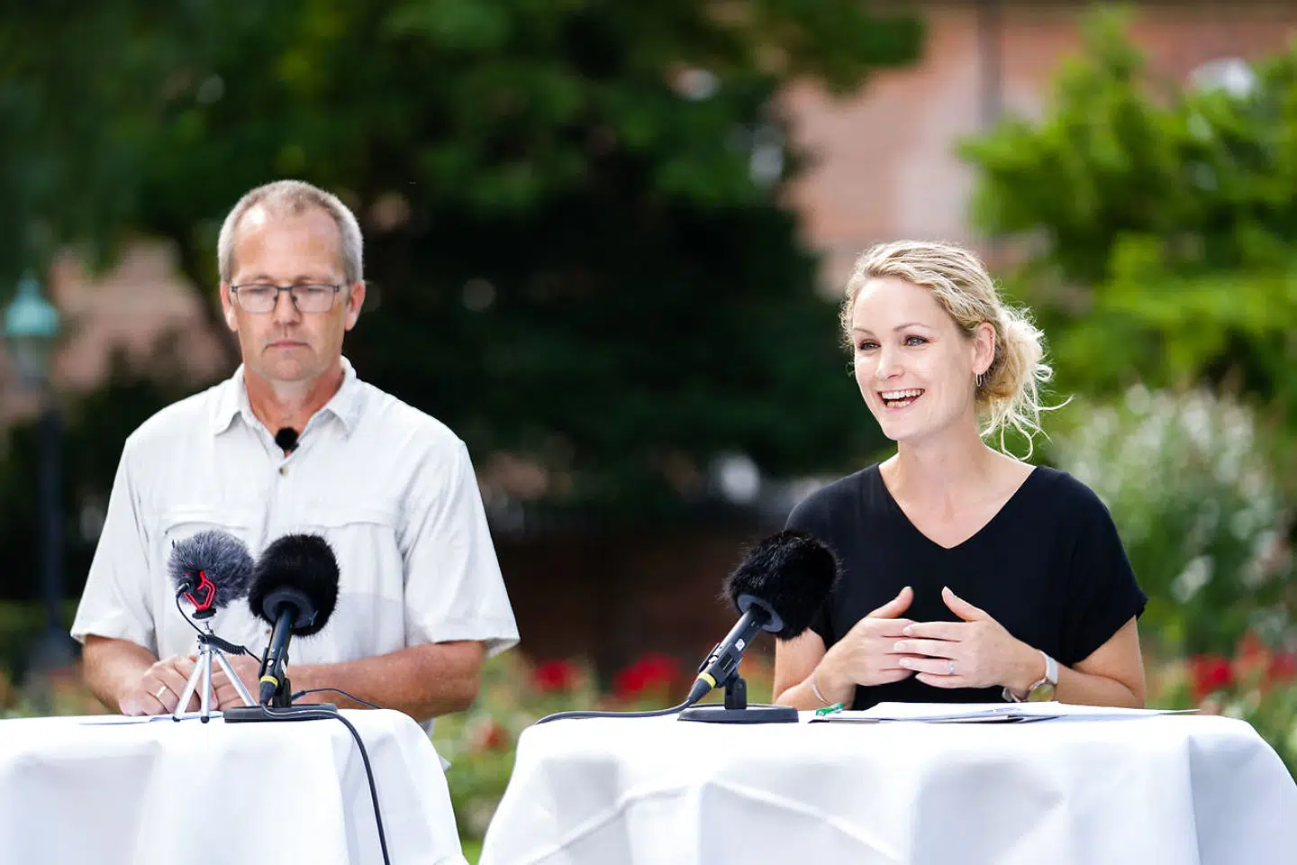 Enhedslistens politiske ordfører, Pernille Skipper (th.), og sundhedsordfører Peder Hvelplund (tv.) (Foto: Emil Helms/Ritzau Scanpix)