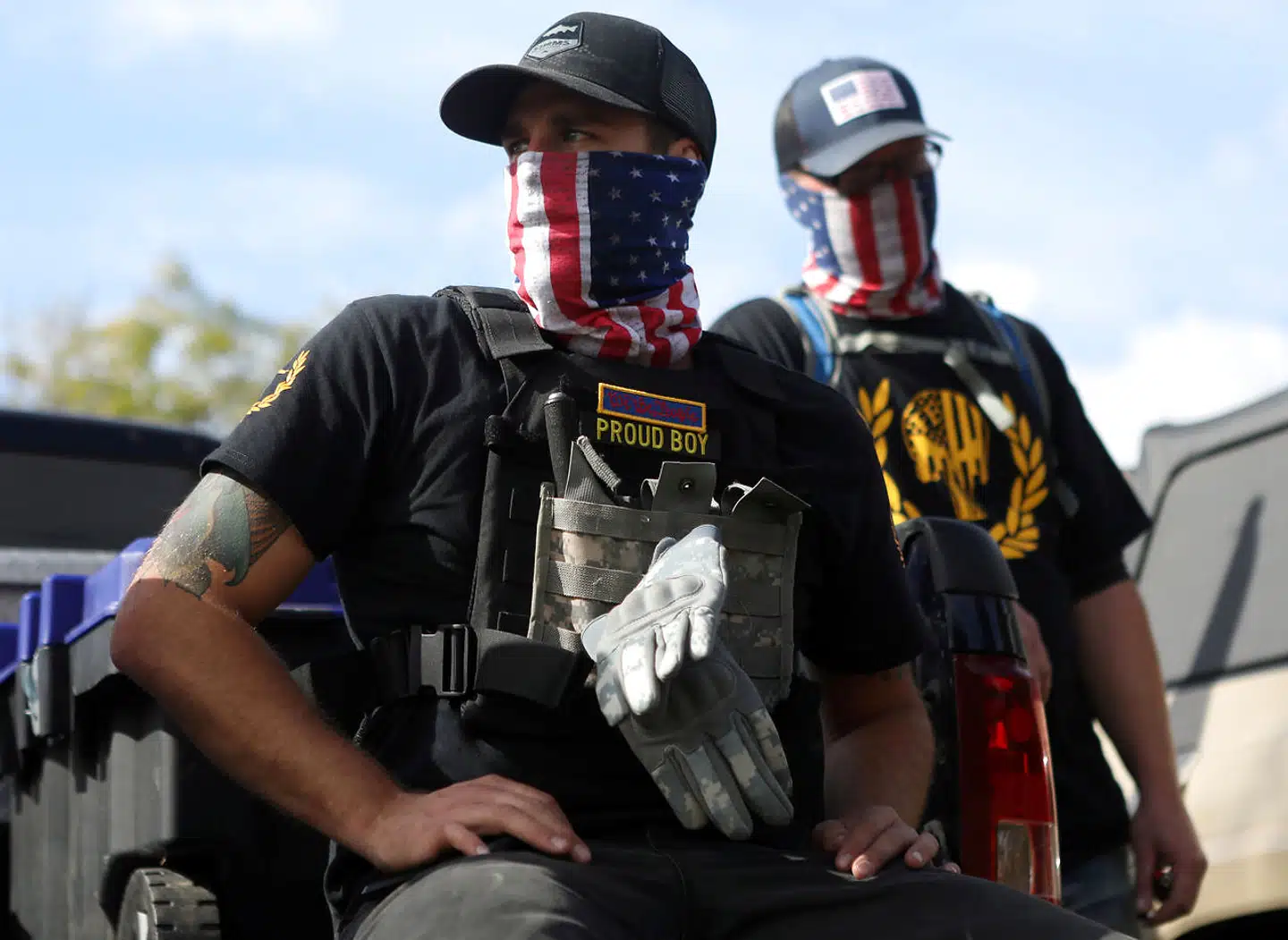 Medlemmer af den højreradikale gruppe Proud Boys under en demonstration i Portland i delstaten Oregon 26.september. Få dage senere gjorde præsident Trump gruppen verdensberømt, da han bad gruppen om at trække sig tilbage fra de igangværende raceuroligheder, men holde sig klar. Grupperingen var dog næppe klar på det, der nu er hændt den.