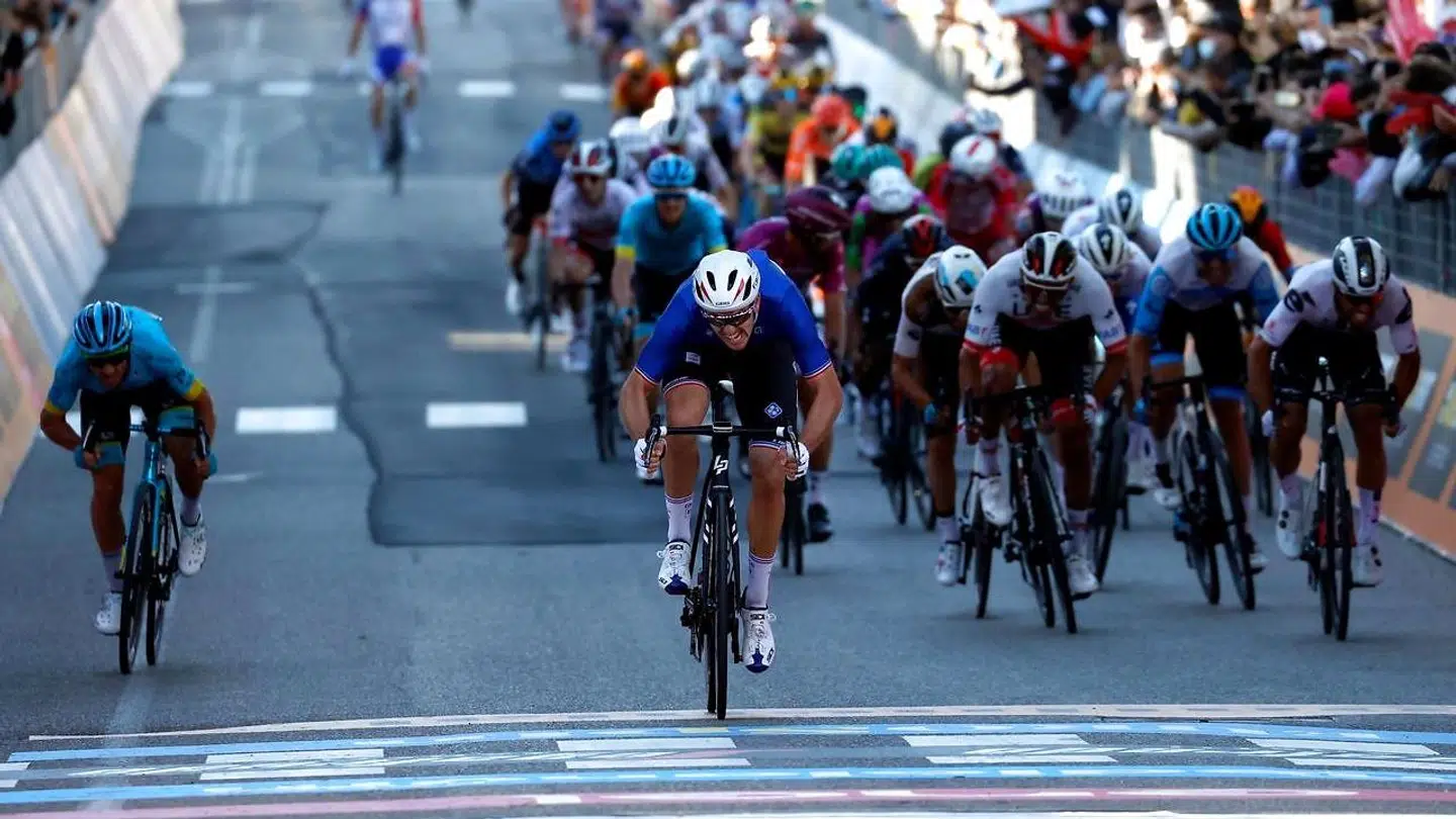 Astanas Fabio Felline kæmper yderst til venstre, men må se sig slået af stærke Arnaud Demare (Groupama-FDJ).