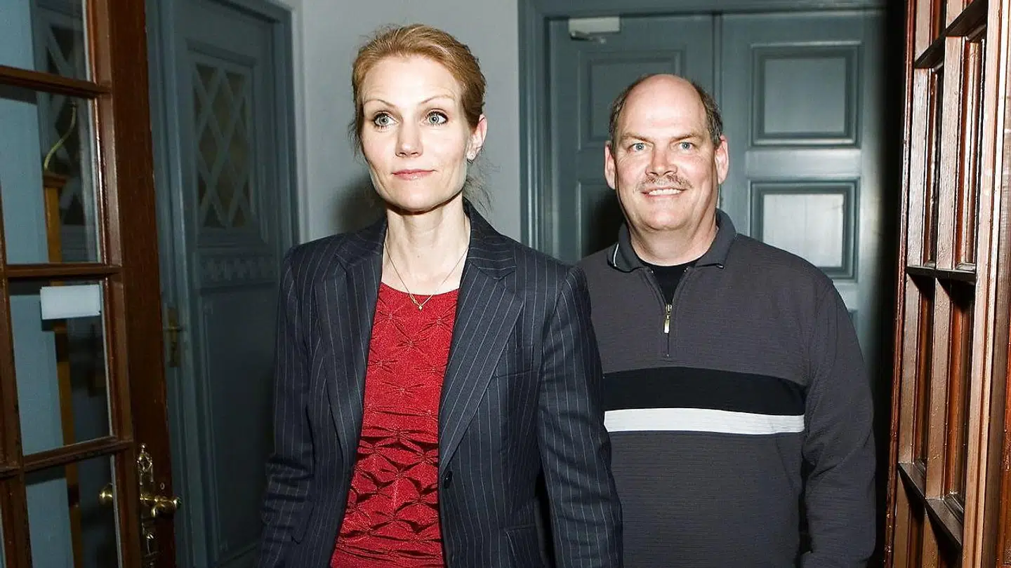 Socialdemokratiet holder gruppemøde i forbindelse med udskiftninger i toppen. Helle Thorning-Schmidt og Carsten Hansen kommer ud efter rokeringsmødet.