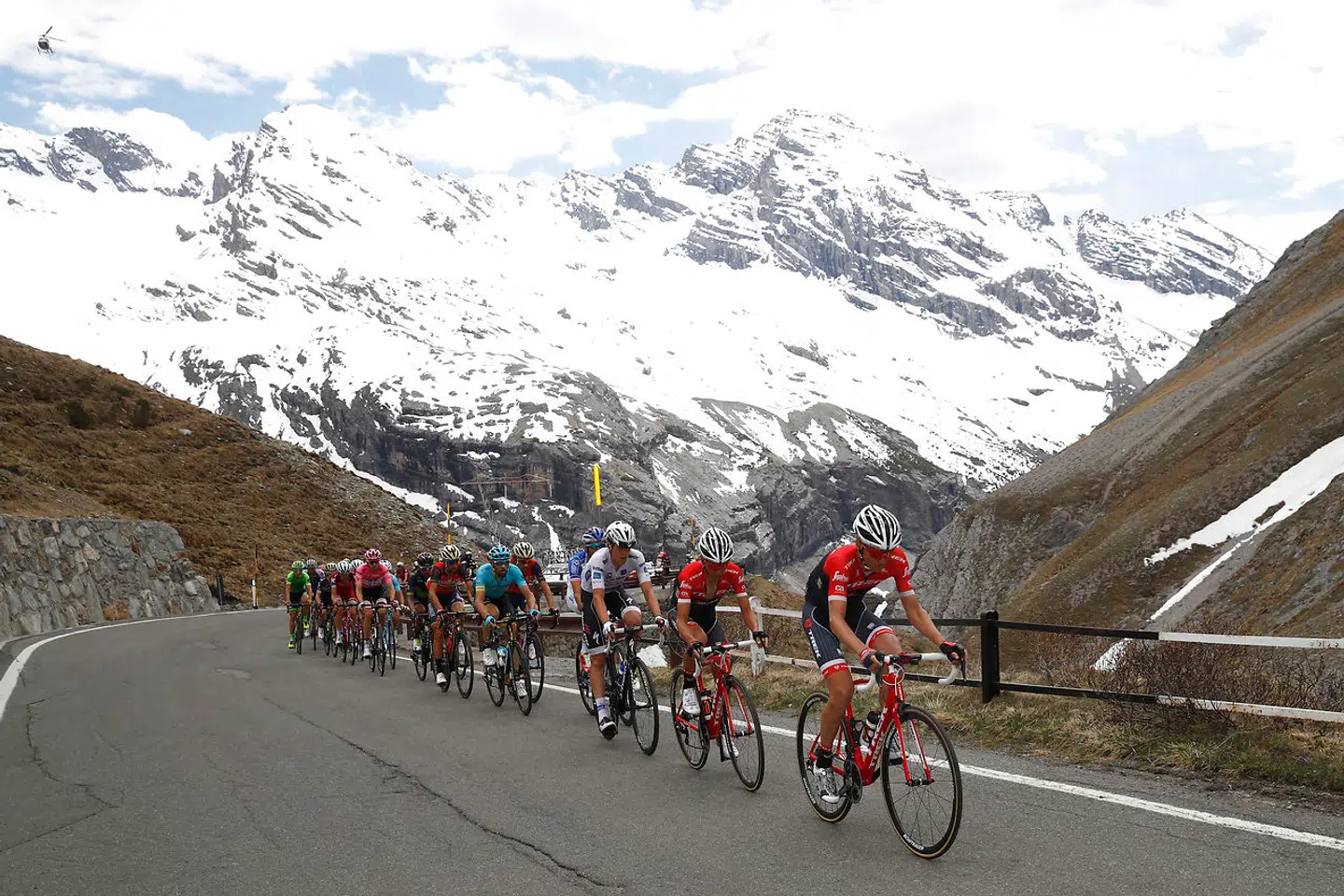 I 2017 klatrede rytterne også op ad Stelvio. I år er etapen i fare for at blive aflyst på grund af det ekstreme vejr.
