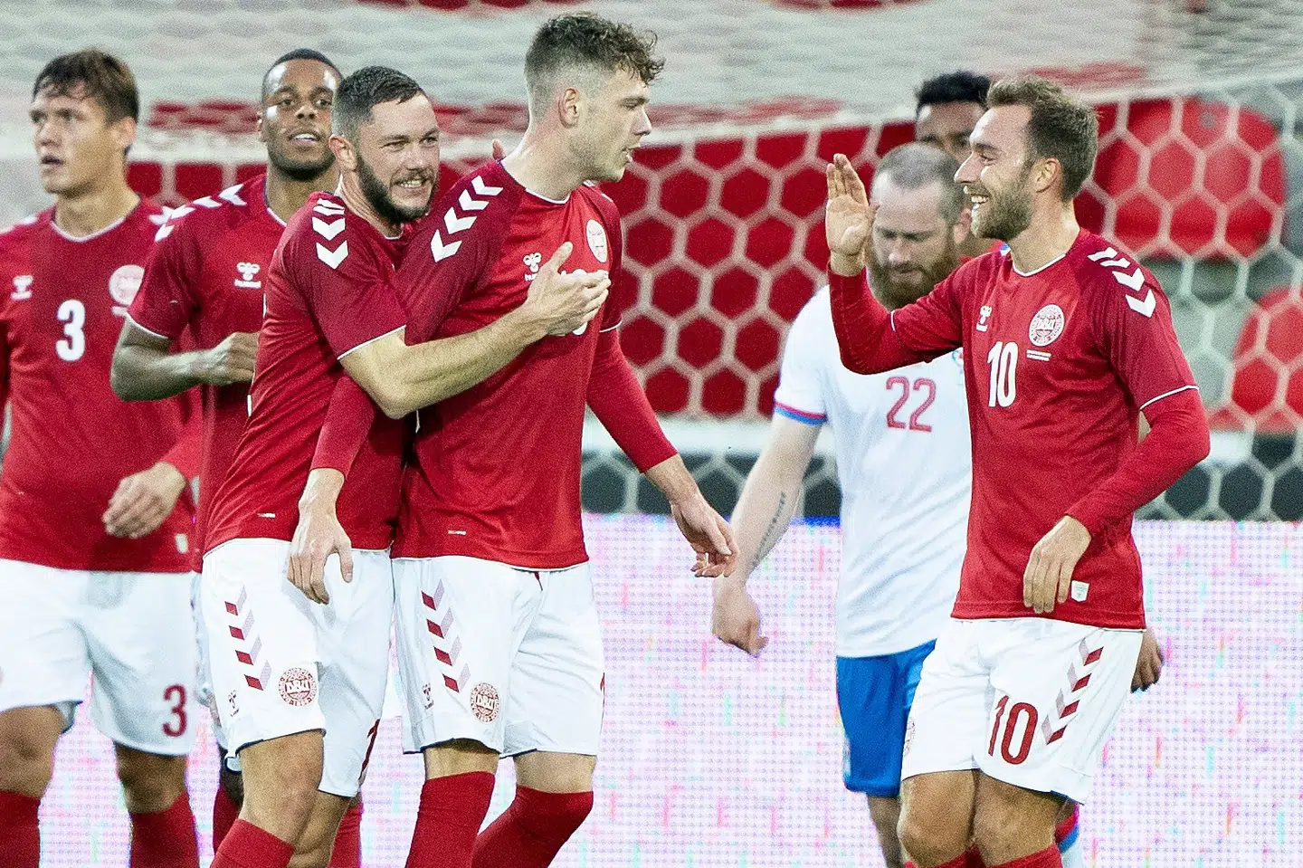 Christian Eriksen var klar på en high five efter Andreas Skov Olsens 1-0-scoring. Henning Bagger/Ritzau Scanpix