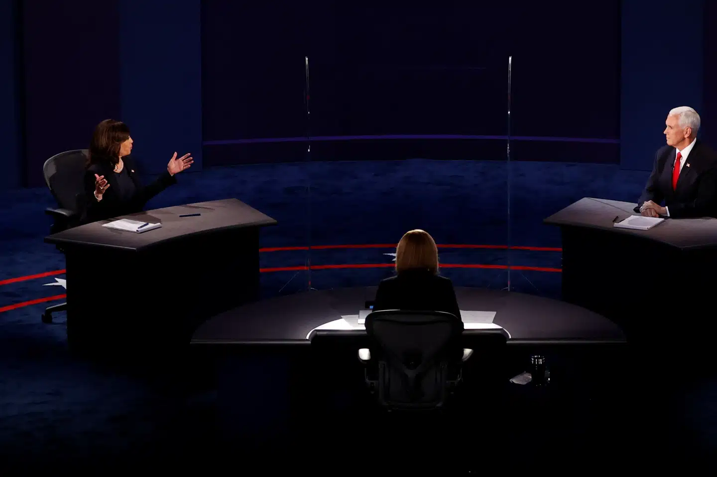 Håndteringen af coronasituationen var første emne i TV-debatten mellem Demokraternes vicepræsidentkandidat, senator Kamala Harris (tv.), og USAs vicepræsident, Mike Pence.