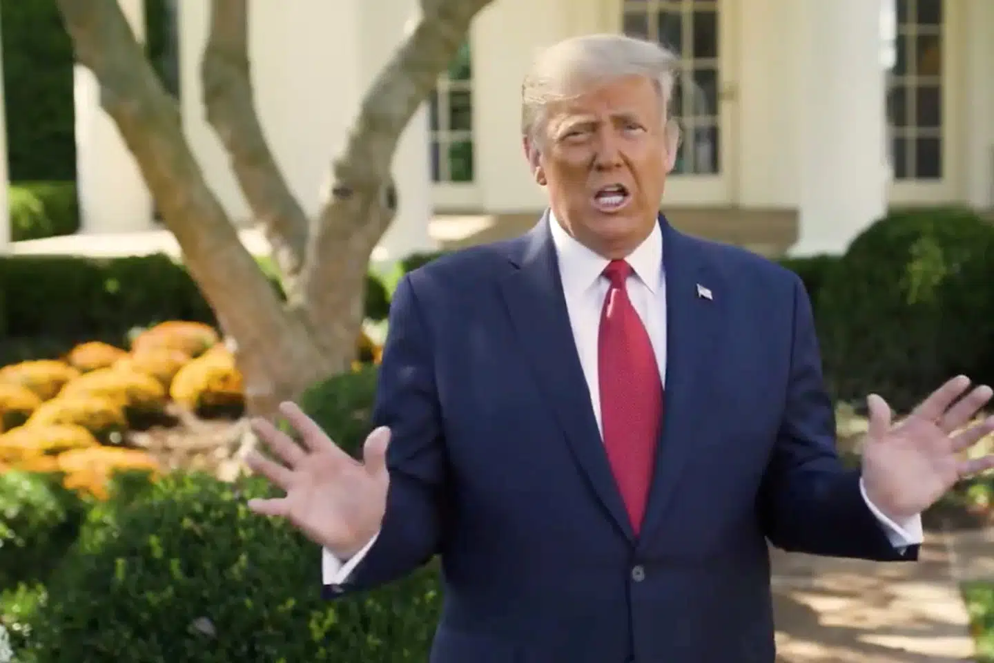 USA's præsident, Donald Trump siger, at det er en velsignelse, at han er blevet smittet med coronavirus, fordi det har åbnet hans øjne for effektiviteten af flere eksperimentelle behandlingsformer. The White House/Reuters