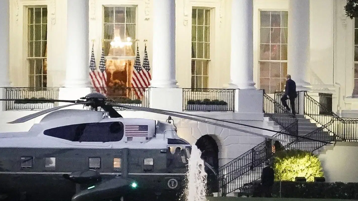 Donald Trump tog den noget usædvanlige vej ind i Det Hvide Hus fra plænen.