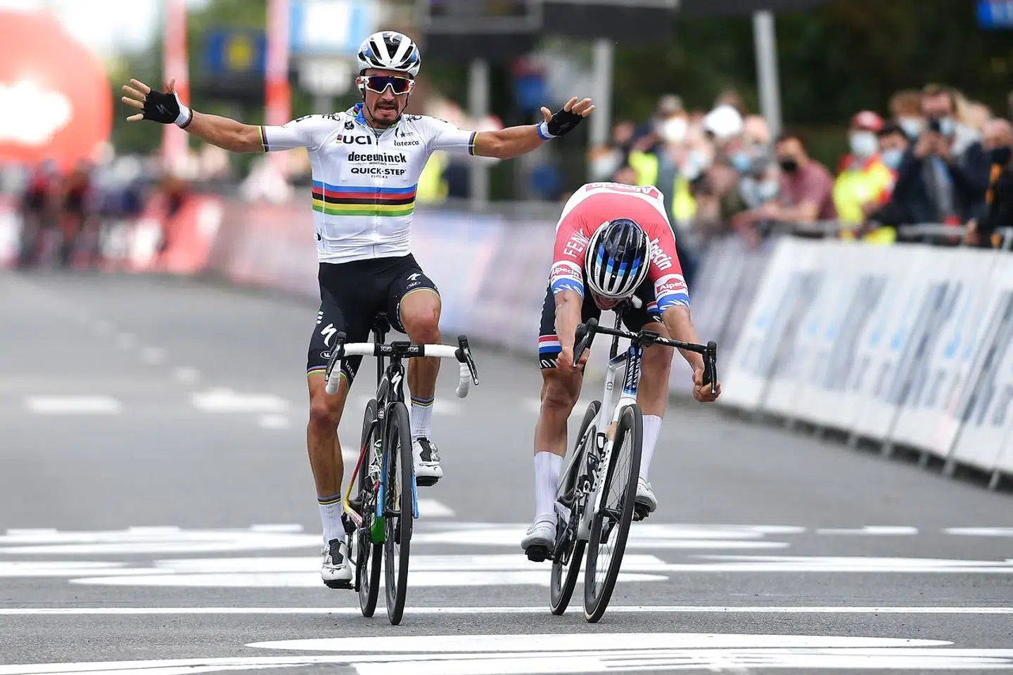 Alaphilippe opdager, at van der Poel næsten har indhentet ham.