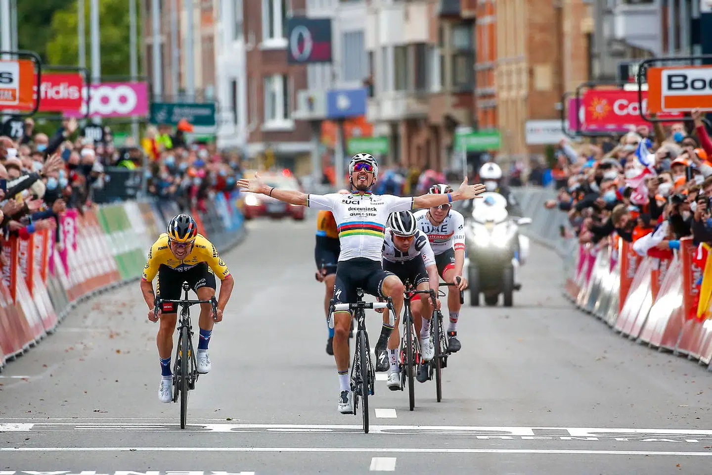 Sådan så det ud, da Alaphilippe søndag dummede sig i Liege-Bastogne-Liege. Roglic, venstre, vinder løbet.