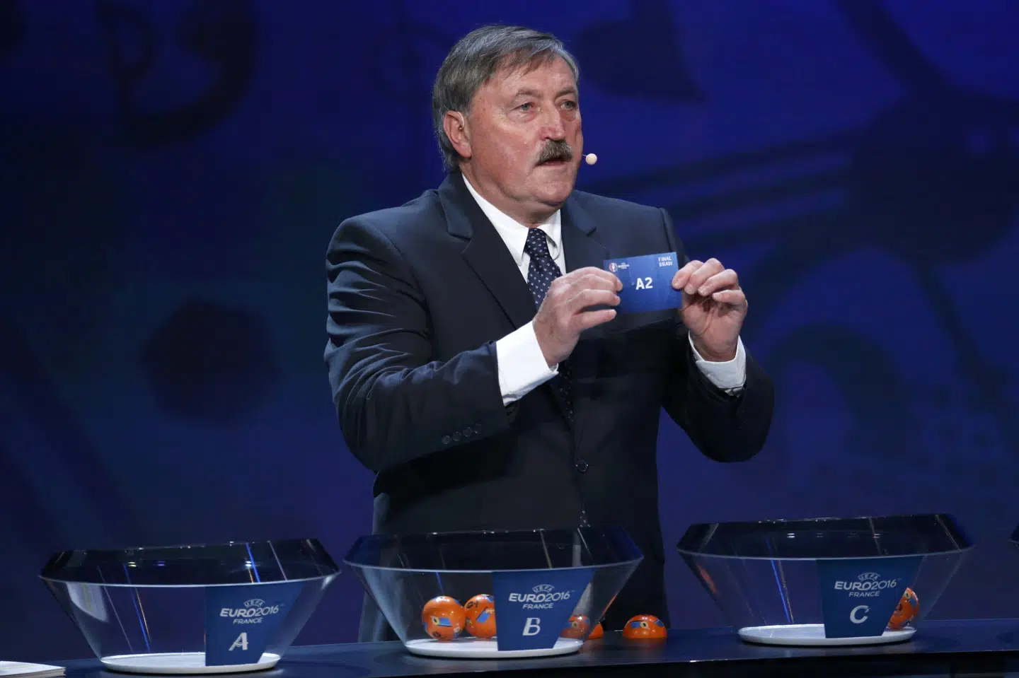 Antonin Panenka, der her ses ved en lodtrækning, er i kritisk tilstand på et hospital. Charles Platiau/Reuters