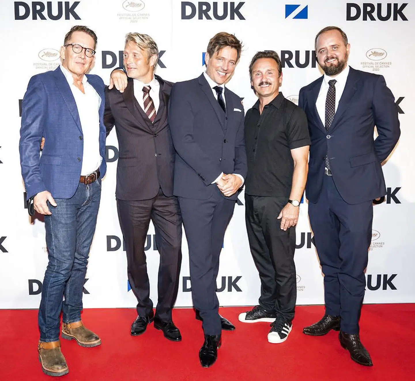 Thomas Bo Larsen, Mads Mikkelsen, Lars Ranthe og Magnus Millng med filmens instruktør, Thomas Vinterberg i midten, til premieren på 'Druk'.