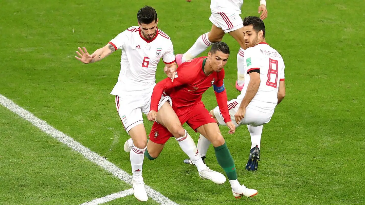 Saeid Ezatolahi (tv.) i aktion over for Cristiano Ronaldo ved VM i 2018.