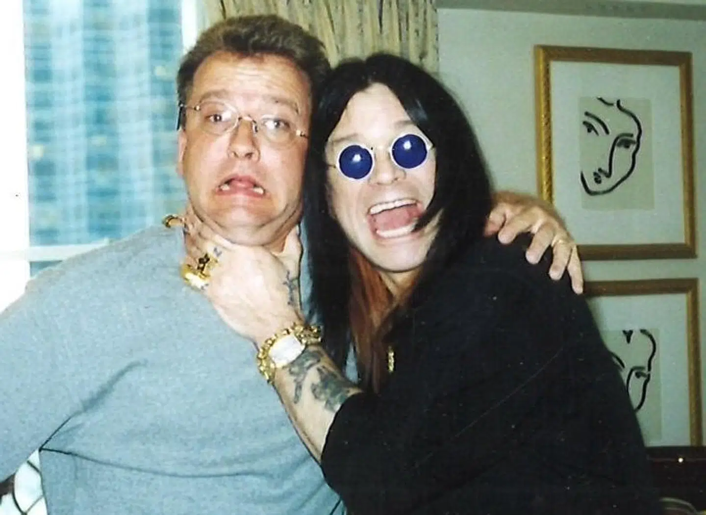 Ozzy var tydeligt begejstret for B.T.'s dybdeborende spørgsmål. Henning Høeg og Ozzy Osbourne.