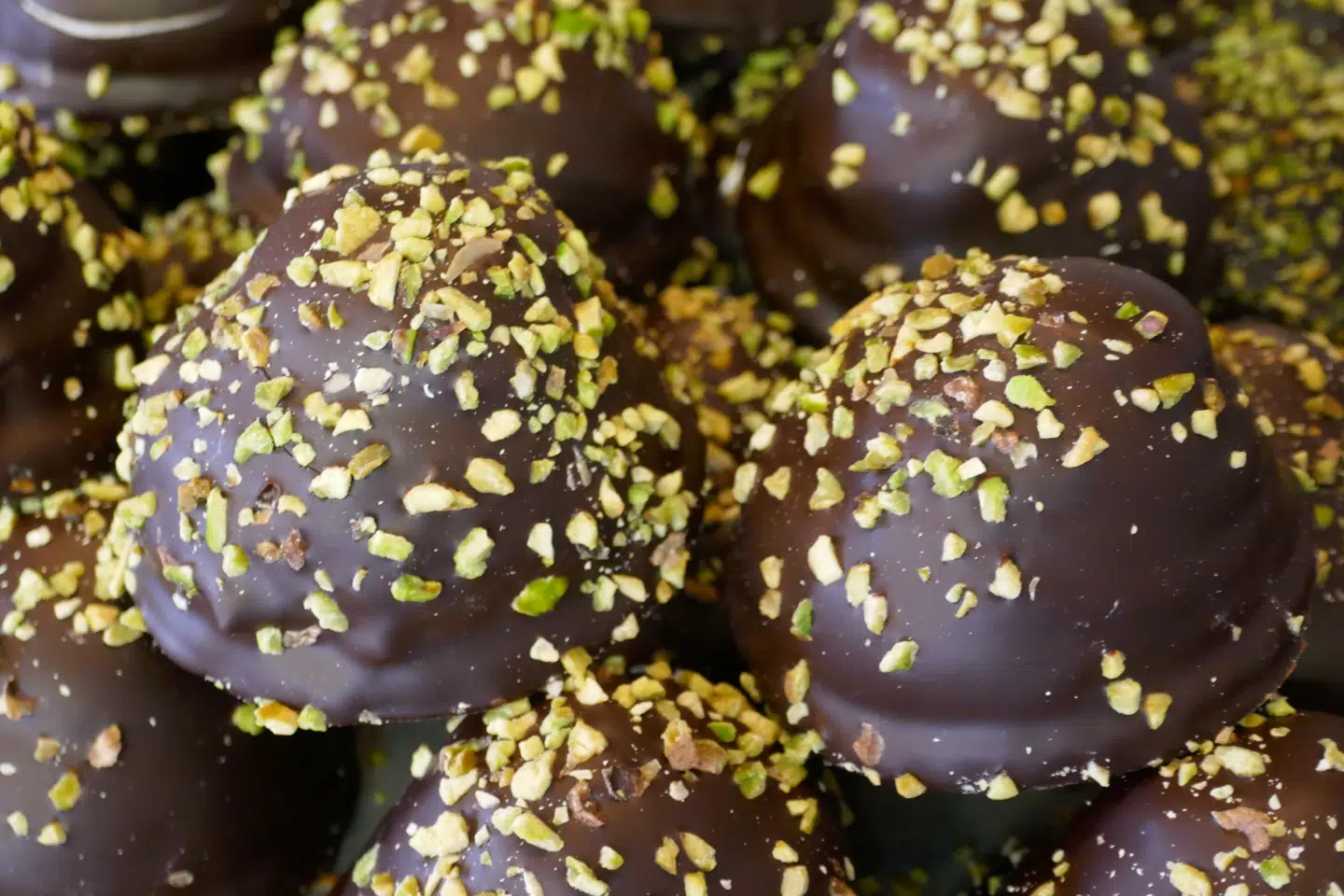 Flødebollerne fra Kjærstrup Chokolade er særdeles indbydende – her med pistacie på toppen.