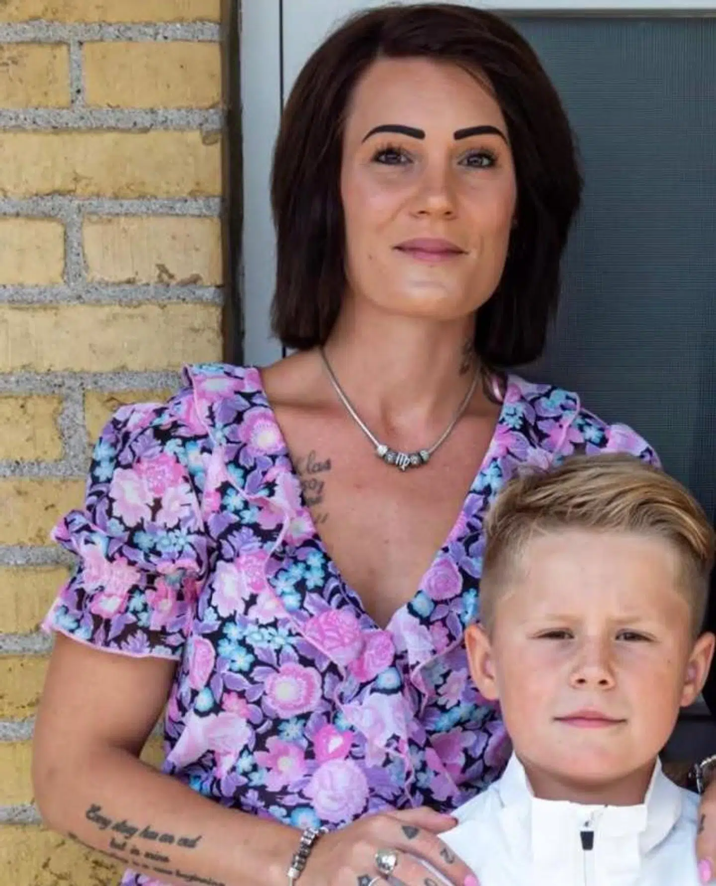Nanna Holdt og hendes søn: »For min egen dreng på 8 år, der tror jeg, at det ville sætte sig i ham, for det er ikke noget, man forventer at se sådan et sted. Nogle bliver måske lettere skræmt, end andre gør. Det kan sætte sig i barnet ufrivilligt,« siger Nanna Holdt om papfiguren.