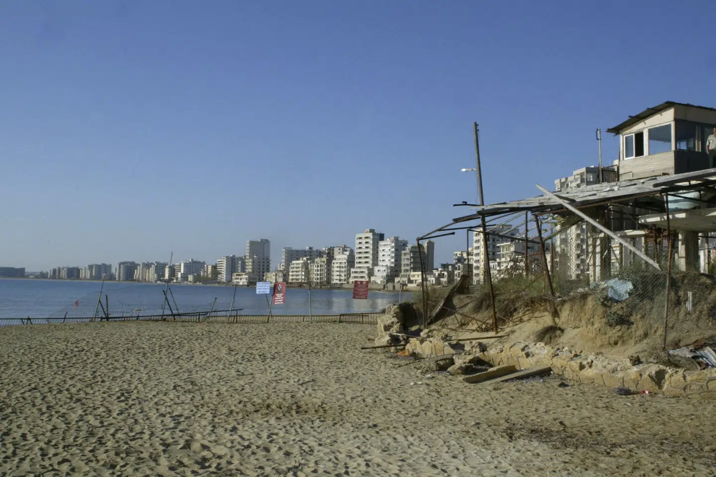 Nordcypern vil genåbne en strand ved byen Varosha, som har været lukket siden 1974, hvor en tyrkisk invasion splittede øen. Scanpix