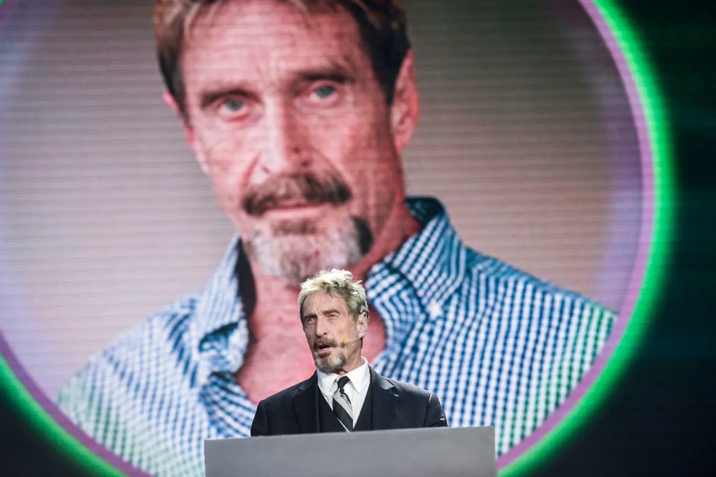 John McAfee taler ved en internet-konference i Beijing den 16. august 2016.