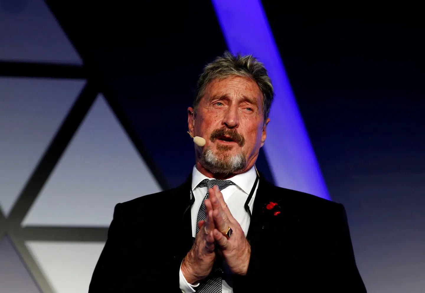 John McAfee taler ved Malta Blockchain Summit i den 1. november 2018.