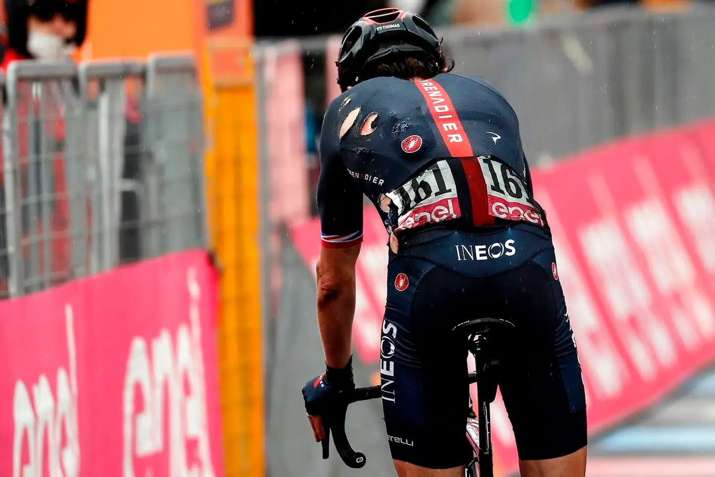 A view shows Team Ineos rider Great Britain's Geraint Thomas' ripped jersey following an early fall in the stage, as he turns around immediately after he crossed the finish line over than ten minutes after the stage winner on October 5, 2020 during the 3rd stage of the Giro d'Italia 2020 cycling race, a 150-kilometer route between Enna and volcano Etna, Linguaglossa-Piano Provenzana, Sicily. (Photo by Luca BETTINI / AFP)