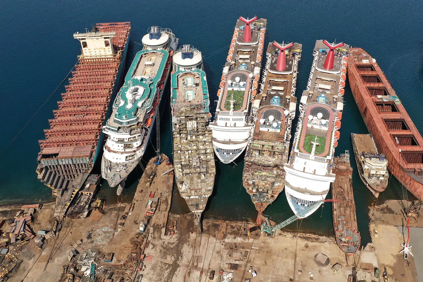 Krydstogtskibene ligger side om side med containerskibe.
